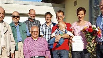 Das Georgen-Komitee mit Georg Vogel jr., Georg Köstner, Georg Donath, Georg Kronecker (stehend von links), Georg Meißner (sitzend) und Georg Lohneis (rechts) freuten sich, dass Anja Müller und Dirk Schnapp ihren Sohn auf den Namen Georg taufen ließen. Foto: Alfred Thieret