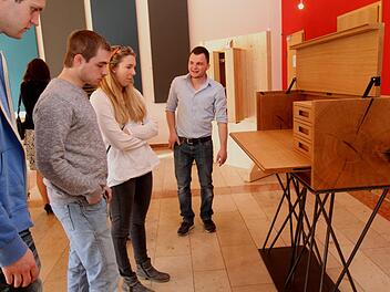 "Na, was meint ihr zu diesem Meisterstück?" wird wohl die Frage vor diesem Sekretär in Eiche auf Metall von Lukas Zimmer lauten.