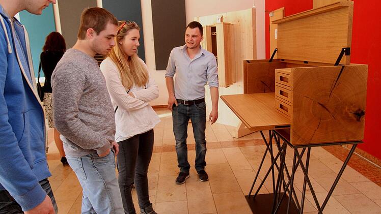 "Na, was meint ihr zu diesem Meisterstück?" wird wohl die Frage vor diesem Sekretär in Eiche auf Metall von Lukas Zimmer lauten.