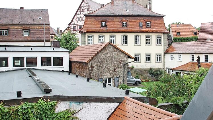 Früher erstreckte sich der Gebäudekomplex des einstigen landwirtschaftlichen Anwesens bis hoch zum Marktplatz, das Pfarrhaus (linker Bildrand) gehörte mit dazu. Das in den 1970er Jahren gebaute Pfarrzentrum mit Flachdach passt da nicht so ganz ins Bild.