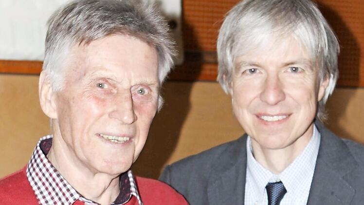 Berthold Wolf (l.) startet für den TS Lichtenfels. In der AK 75 gewann er u. a. 39 Volksläufe. Regierungsvizepräsident Thomas Engel zeichnete ihn nicht nur dafür aus.