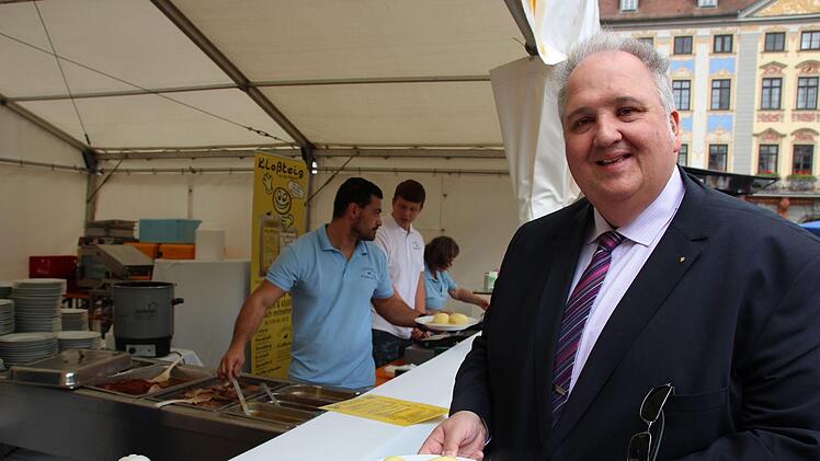 Der frühere Coburger Bundestagsabgeordnete, Carl-Christian Dressel, bestellte Kloß mit Soß'.Foto: Ulrike Nauer