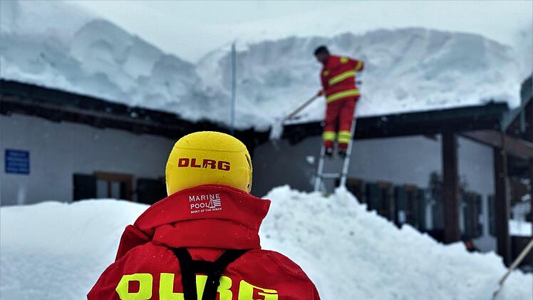 Die DLRG-Helfer im Einsatz. Foto: DLRG