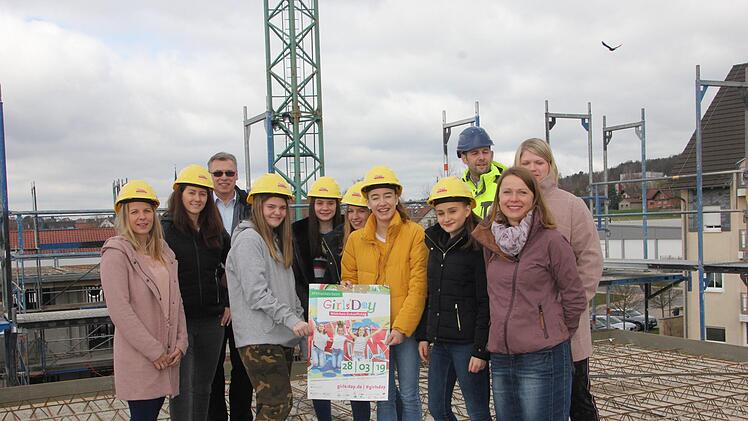 Die sechs Schülerinnen waren fasziniert von der Großbaustelle in Ebersdorf/Coburg. Mit im Bild Bauunternehmer Peter Heinz und der Geschäftsführer der WSE, Wolfgang Puff.Veronika Schadeck