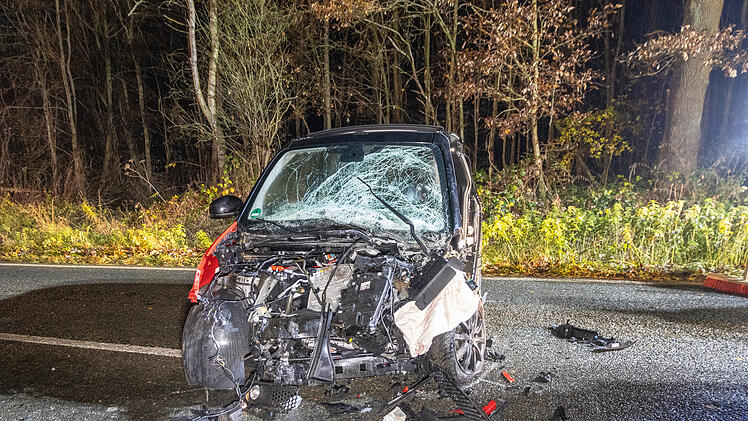 Weismain: Frontalkollision zwischen Smart und SUV: Eine Person eingeklemmt und schwer verletzt