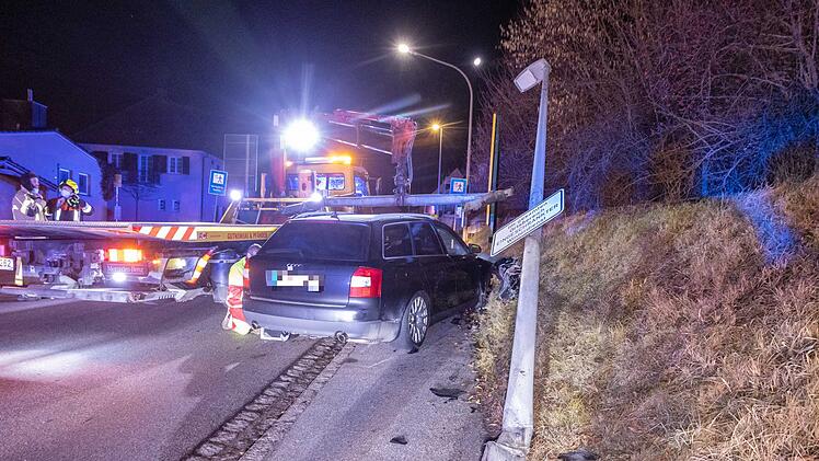 1,6 Promille: 21 J&auml;hriger kracht innerorts gegen Laternenmast