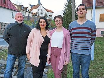 Die Schwimmbadfreunde Schönau haben im zweiten Anlauf mit Stephanie Möhring-Gensler (2. von links) eine neue Vorsitzende gefunden. Bürgermeisterin Sonja Rahm (2. von rechts) freut sich, dass es mit dem Freibad weitergehen kann. Betriebsleiter Wolfgang Göbl und Stellvertreter Bastian Türk sicherten der Vorsitzenden ihre Unterstützung zu.