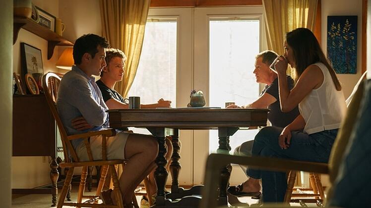 Karten auf den Tisch: Shane (Hudson Williams) und Connor Storrie (beide links) kl&auml;ren Shanes Eltern (Dylan Walsh, Christina Chang) &uuml;ber ihre Beziehung auf