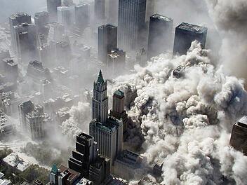 Die Twin Towers brachen zusammen, nachdem Terroristen jeweils Flugzeuge in beide T&uuml;rme gelenkt hatten. Manhattan verschwand danach unter einer dichten Aschewolke. Sie enthielt giftige Chemikalien und Asbest. Vermutlich sind zehntausende Menschen an Folgeerkrankungen gestorben.