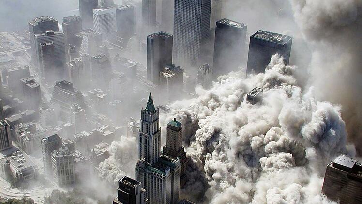 Die Twin Towers brachen zusammen, nachdem Terroristen jeweils Flugzeuge in beide T&uuml;rme gelenkt hatten. Manhattan verschwand danach unter einer dichten Aschewolke. Sie enthielt giftige Chemikalien und Asbest. Vermutlich sind zehntausende Menschen an Folgeerkrankungen gestorben.