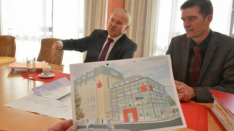 Sparkassendirektor Konrad Gottschall (links) und Jürgen Schweigert, Leiter der  Bauabteilung, erklären die  Pläne mit dem Schönleinsplatz.Alle  Fotos: Ronald  Rinklef