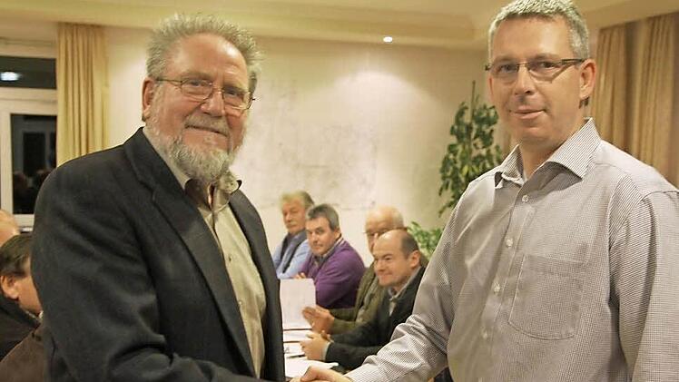 Hans Weisel (l.) gratuliert seinem Nachfolger Bernd Drummer.  Foto: Galster
