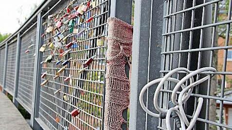 An der Brücke zwischen Schleifweg und Gartenstraße (oben) hat die Zahl der Liebesschlösser seit vorigem Jahr zugenommen. An der Frankenbrücke hat ein Witzbold ein Fahrradschloss angehängt. Foto: Helke Renner