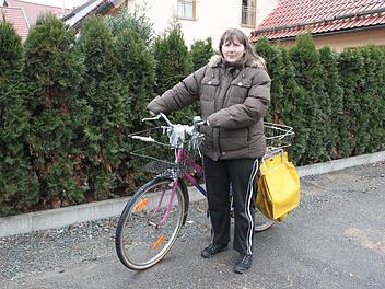 Silvia Bär aus Friesen mit ihrem Fahrrad, das sie für die Zeitungszustellung benutzt  Foto: Friedwald Schedel