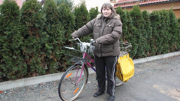 Silvia Bär aus Friesen mit ihrem Fahrrad, das sie für die Zeitungszustellung benutzt  Foto: Friedwald Schedel