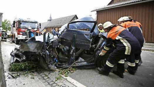 Das Auto ist kaum noch als solches zu erkennen. Die Wehrmänner ziehen das Wrack von der Fahrbahn.