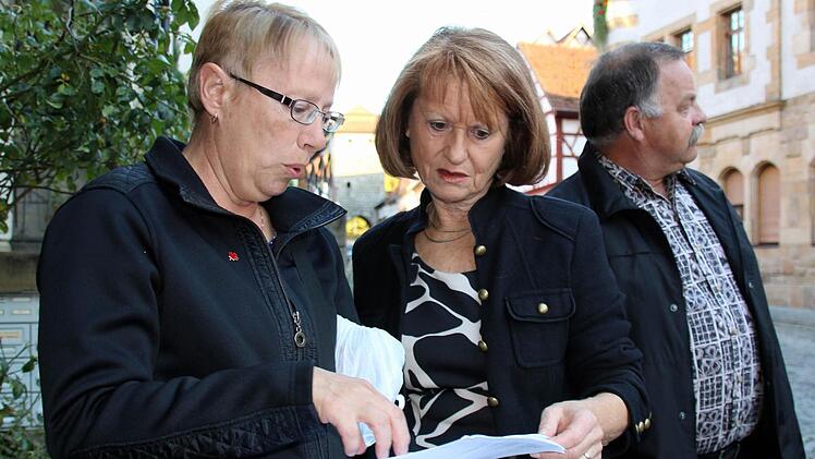 Immer wieder zogen Marianne Krüg (Mitte) und ihre kanadische Ur-Großcousine Ellen Borzel-Gaboury (links) den Stammbaum zu Rate, um die eintreffenden Teilnehmer des Familientreffens einordnen zu können. Rechts im Bild: Ellens Ehemann Brian Gaboury. Foto: Bettina Knauth