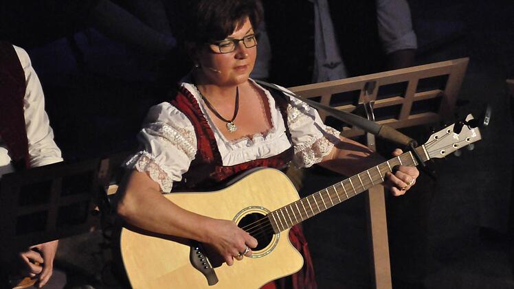 Gabi Kanz ist ein Multitalent. Sie organisiert die "Fränkische Weihnacht", moderiert, spielt Gitarre und und singt auch noch.  Foto: Peter Klopf