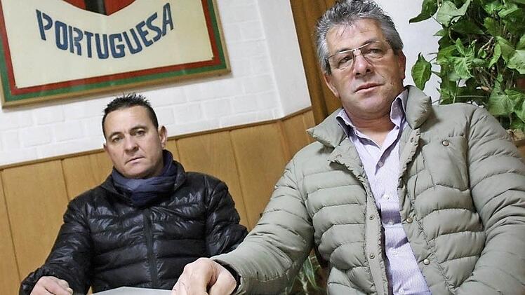 Bedauern das Ende: Vorsitzender José A. Leites und Vize Carlos Pinto Foto: Sebastian Martin