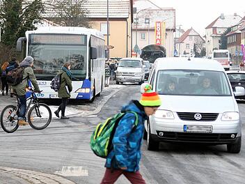 In der Kissinger Straße ist bei Schulschluss gegen 13 Uhr die Hölle los. 15 Schulbusse sowie zahlreiche Schüler zu Fuß und auf dem Rad müssen sich den ohnehin schon begrenzten Verkehrsraum mit "Eltern-Taxis" und dem normalen fließenden Verkehr teilen. Hier sind nach Auffassung der Verkehrswacht schlimme Unfälle vorprogrammiert, hier ist dringende Abhilfe notwendig. Fotos: Karlheinz Franz