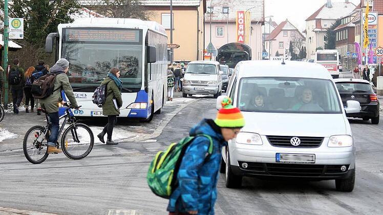 In der Kissinger Straße ist bei Schulschluss gegen 13 Uhr die Hölle los. 15 Schulbusse sowie zahlreiche Schüler zu Fuß und auf dem Rad müssen sich den ohnehin schon begrenzten Verkehrsraum mit "Eltern-Taxis" und dem normalen fließenden Verkehr teilen. Hier sind nach Auffassung der Verkehrswacht schlimme Unfälle vorprogrammiert, hier ist dringende Abhilfe notwendig. Fotos: Karlheinz Franz