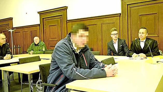 Der Erlanger (vorne) ist laut Gericht nicht schuldf&auml;hig.  Foto: Nikolas Pelke