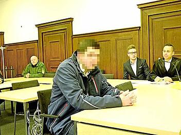 Der Erlanger (vorne) ist laut Gericht nicht schuldfähig.  Foto: Nikolas Pelke