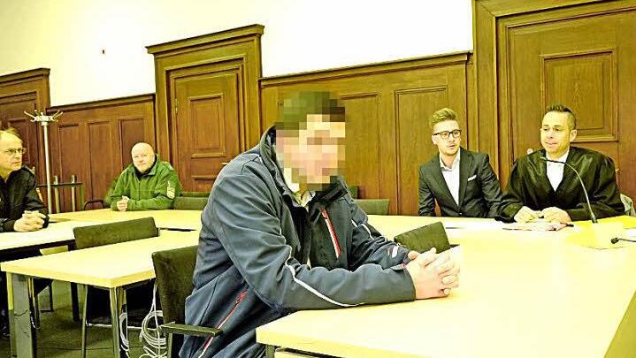 Der Erlanger (vorne) ist laut Gericht nicht schuldfähig.  Foto: Nikolas Pelke