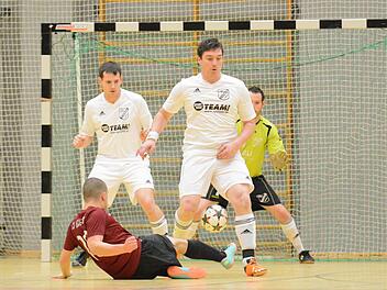 Ein kompliziertes Regelwerk und die kleinen (Handball-)Tore führen die Futsal-Kritiker ins Feld. Tatsächlich fallen beim klassischen Hallenfußball deutlich mehr Treffer. Foto: ssp