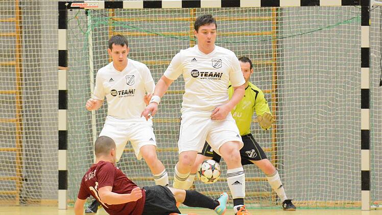 Ein kompliziertes Regelwerk und die kleinen (Handball-)Tore führen die Futsal-Kritiker ins Feld. Tatsächlich fallen beim klassischen Hallenfußball deutlich mehr Treffer. Foto: ssp