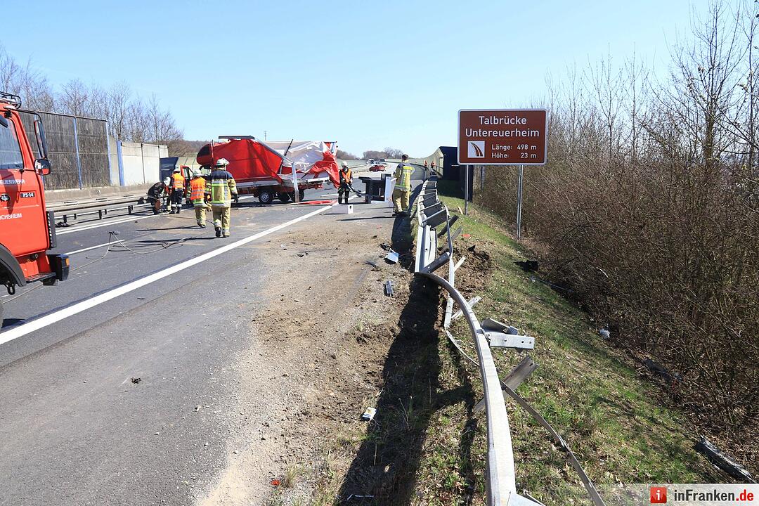 Kleintransporter zieht unvermittelt auf die linke Spur - Seat kracht auf der A70 ins Heck