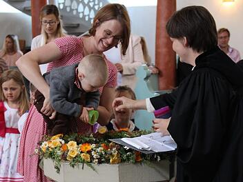Die Kinder erobern bei der Familienkirche den Raum im Gotteshaus für sich und dürfen zur Taufe auch schon mal selbst das Wasser schöpfen. Foto: privat