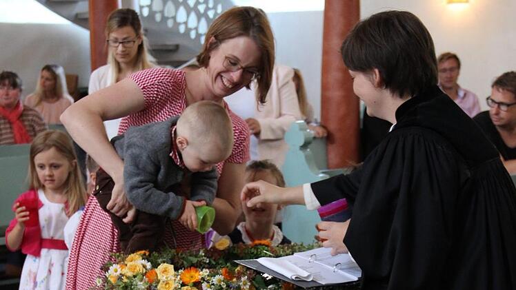 Die Kinder erobern bei der Familienkirche den Raum im Gotteshaus für sich und dürfen zur Taufe auch schon mal selbst das Wasser schöpfen. Foto: privat