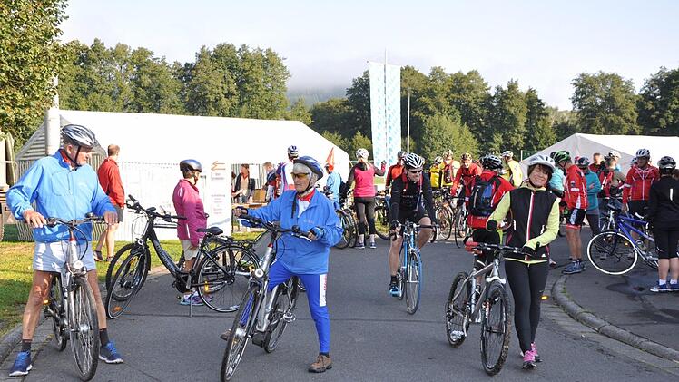 Am Start sammelten sich die Radfahrer aller Altersgruppen gut gelaunt und mit Helm zur Sicherheit geht es dann los. Foto: Petra Heurich