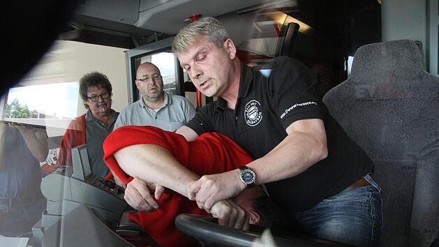 Trainer Jens Salomon zeigt Handgriffe der Selbstverteidigung. Foto: Schanz