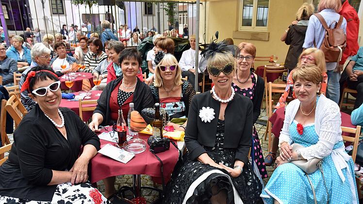 Eine Gruppe von Frauen war im Petticoat gekommen.Ulrike Langer