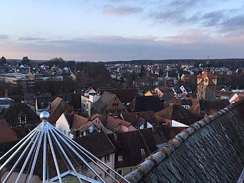 Diesen Blick auf die Dächerlandschaft von Herzogenaurach vom Schlossdach genießen sonst die Störche. Gestern durfte Walter Drebinger beim Aufbau der Pyramiden ganz nach oben und hat für den FT dieses Foto geschossen.