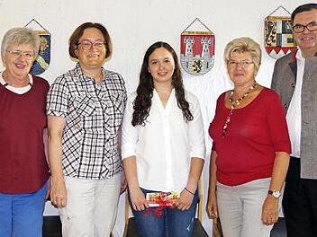 Carina Damiano (Mitte) wurde vom Schulverband, vertreten durch (von links) Karin Ritter, Susanne Daum sowie (ab Zweite von rechts) Vorsitzende Gabriele Weber und Peter Klinger, verabschiedet.  Foto: Heike Schülein