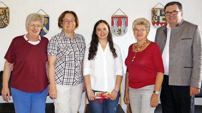 Carina Damiano (Mitte) wurde vom Schulverband, vertreten durch (von links) Karin Ritter, Susanne Daum sowie (ab Zweite von rechts) Vorsitzende Gabriele Weber und Peter Klinger, verabschiedet.  Foto: Heike Schülein