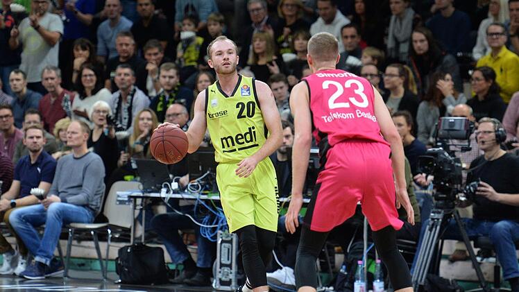 Eine erneut starke Leistung bot Bryce Alford (links), hier gegen den Bonner Benjamin Simons. Foto: Peter Mularczyk