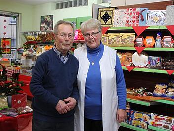 Elisabeth und Rudolf Plobner sind aus Oberbach nicht wegzudenken. Ende des Jahres schließen sie ihren Laden mit einem lachenden und einem weinenden Auge. Foto: Ulrike Müller