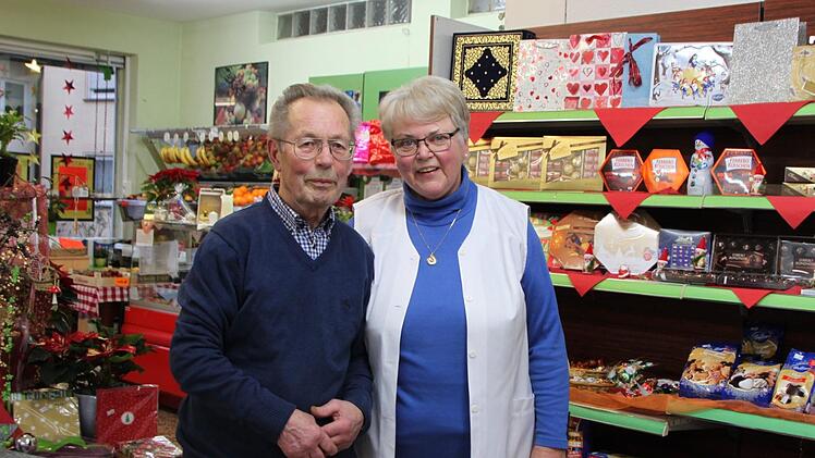 Elisabeth und Rudolf Plobner sind aus Oberbach nicht wegzudenken. Ende des Jahres schließen sie ihren Laden mit einem lachenden und einem weinenden Auge. Foto: Ulrike Müller