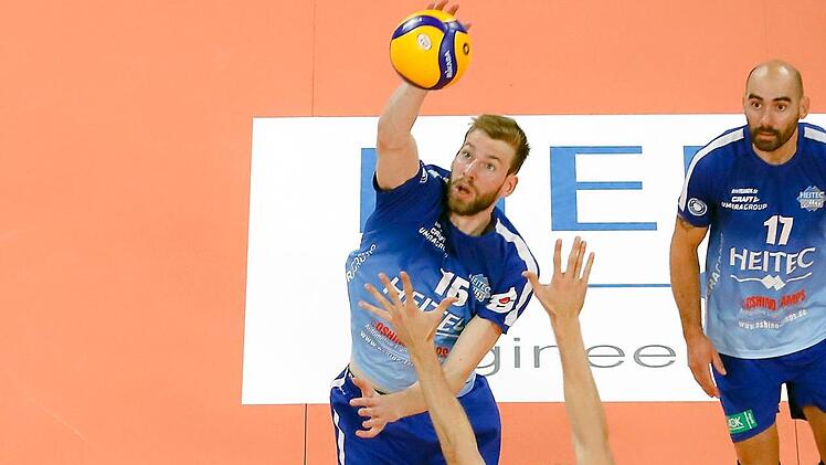 Beim 1:3 gegen die United Volleys Mitte Oktober gelang den Heitec Volleys der erste Satzgewinn in der Bundesliga. Hier l&auml;sst der niederl&auml;ndische Nationalspieler im Eltmanner Trikot, Luuc van der Ent, den Frankfurter Block alt aussehen; rechts Carlos Antony. Fotos: Daniel L&ouml;b