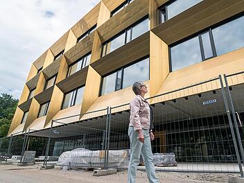 Maria Knott-Lutze vor dem neuen Rechenzentrum  Foto: Hochschule Coburg/Julian Uebe