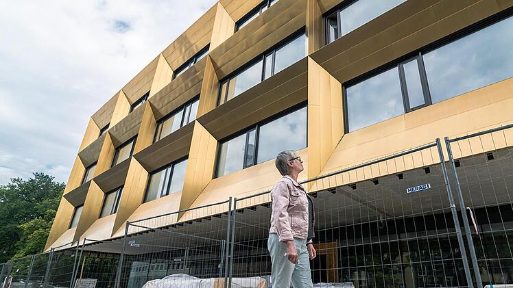 Maria Knott-Lutze vor dem neuen Rechenzentrum  Foto: Hochschule Coburg/Julian Uebe