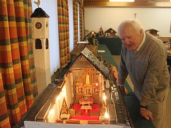 Franz Reuther mit seiner Steinwiesener Kirche St. Marien. Fotos: Carina Kuhnlein
