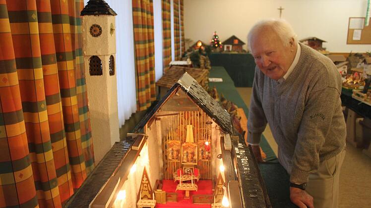 Franz Reuther mit seiner Steinwiesener Kirche St. Marien. Fotos: Carina Kuhnlein