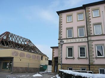Der Abbruch des Anwesens Tempel, ehemals Gaststätte und Metzgerei (links), ist in vollem Gange. Damit soll Platz geschaffen werden für einen Erweiterungsbau des Michelauer Rathauses. Fotos: Ramona Popp
