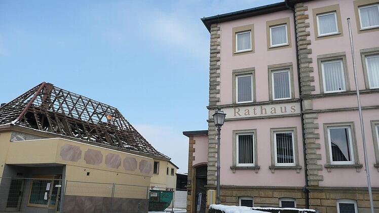 Der Abbruch des Anwesens Tempel, ehemals Gaststätte und Metzgerei (links), ist in vollem Gange. Damit soll Platz geschaffen werden für einen Erweiterungsbau des Michelauer Rathauses. Fotos: Ramona Popp
