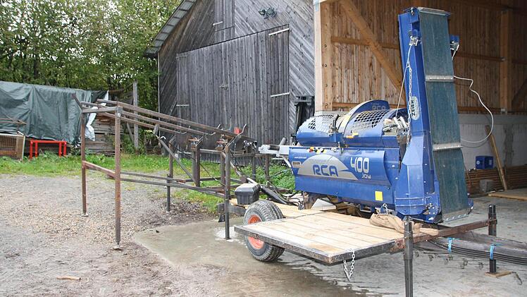 Der Sägespalter ist durch das selbstgebaute Gestell um einiges höher, so dass die Stämme besser zugeführt werden können.